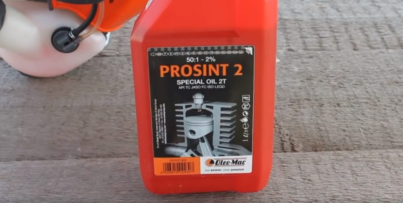L'huile pour moteurs à deux temps a une combinaison de 2T dans le marquage