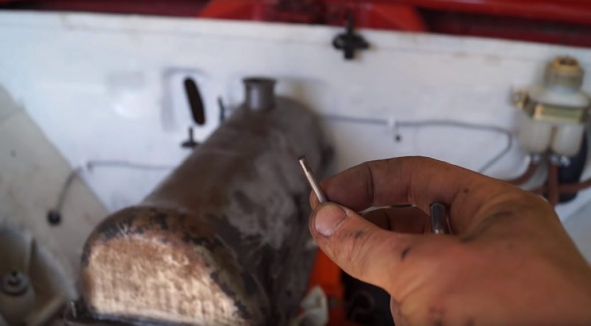 Il n'est pas souhaitable d'utiliser des pinces, car elles entraînent un léchage de l'extrémité rectangulaire de l'extracteur