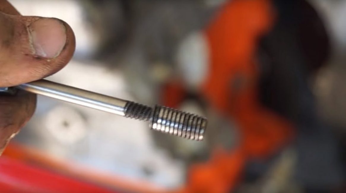 Une rotation supplémentaire de l'extracteur entraîne le dévissage des restes du boulon