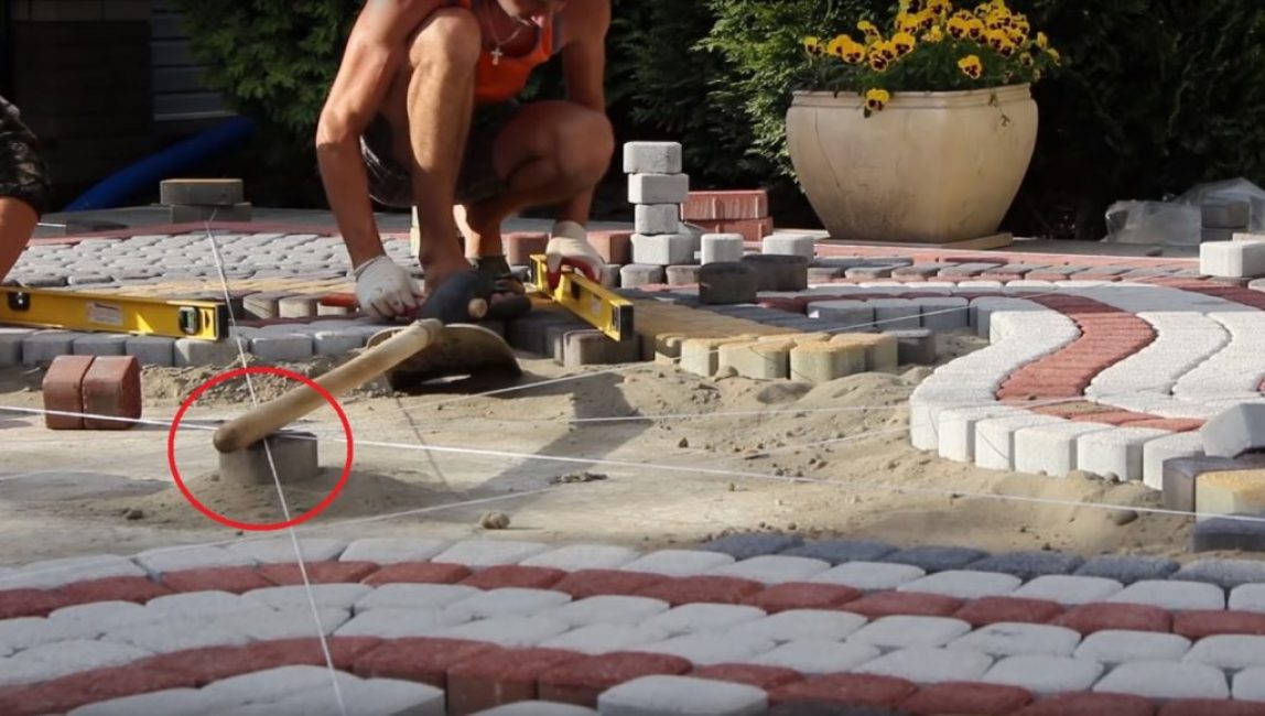 Cordes indiquant le niveau de pose des carreaux