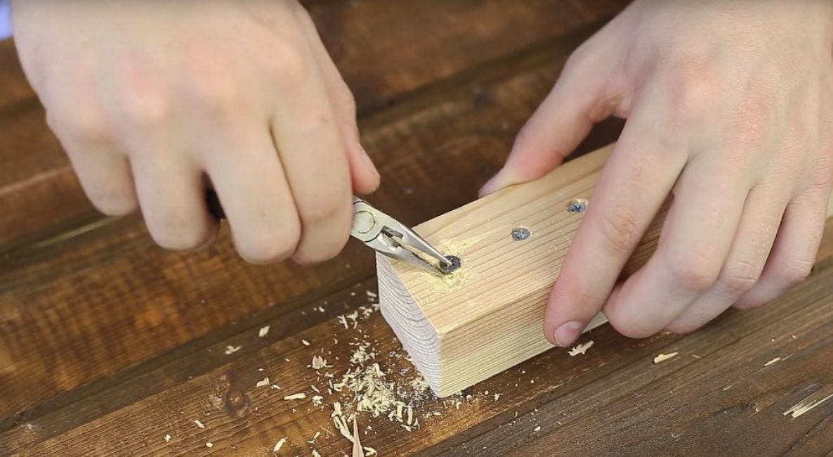 Ensuite, la vis est dévissée de n'importe quelle manière pratique, par exemple avec une pince