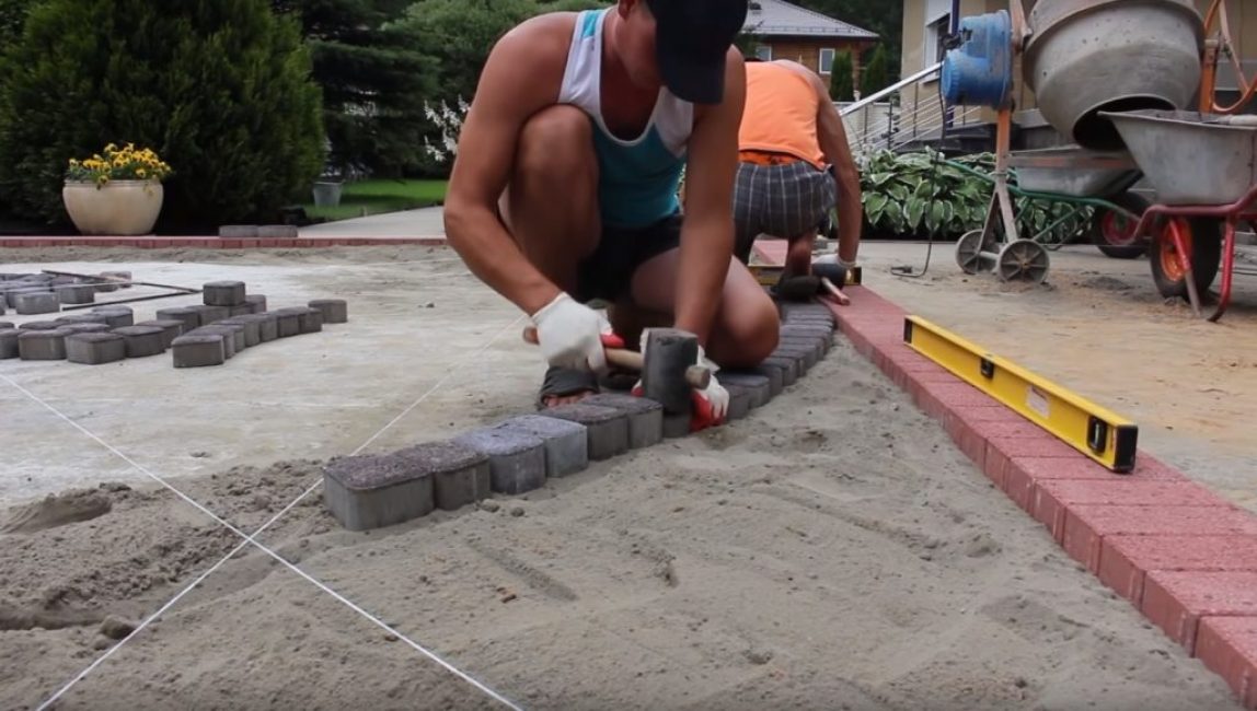 Tout d'abord, la tuile est posée à sa place et légèrement enfoncée avec un maillet à la hauteur indiquée par la corde