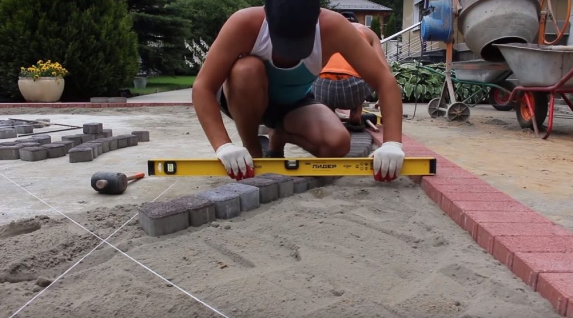 Ensuite, le contrôle final de la planéité de la pose est effectué en utilisant le niveau du bâtiment.