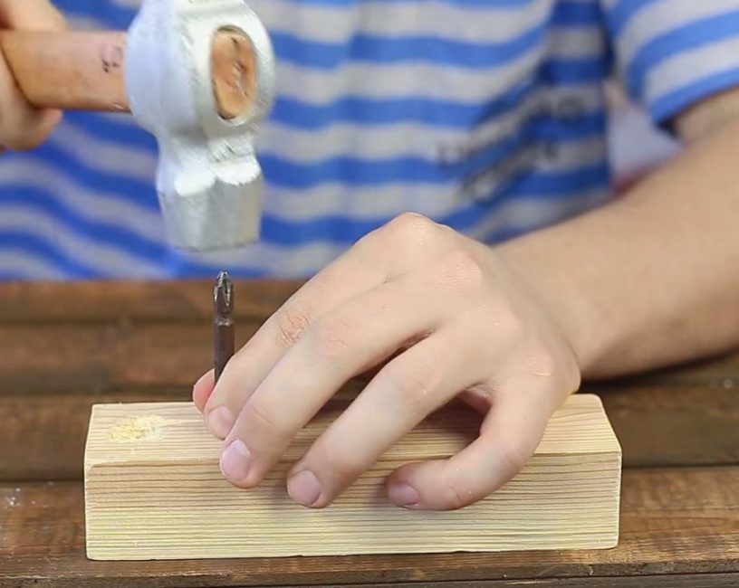 Une extrémité du foret est insérée dans la fente endommagée, de l'autre, plusieurs coups sont effectués avec un marteau