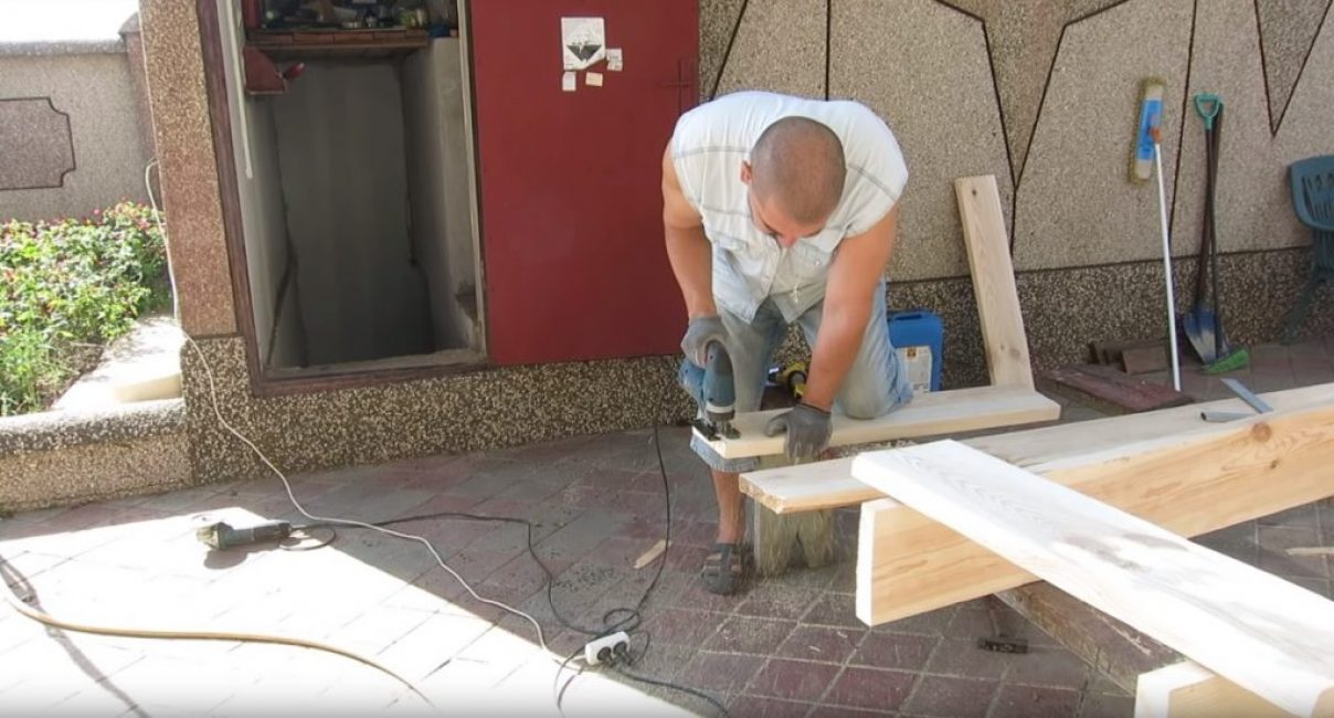 Compte tenu de l'épaisseur des planches à partir desquelles le rack sera fabriqué, il est préférable de les couper avec une scie sauteuse