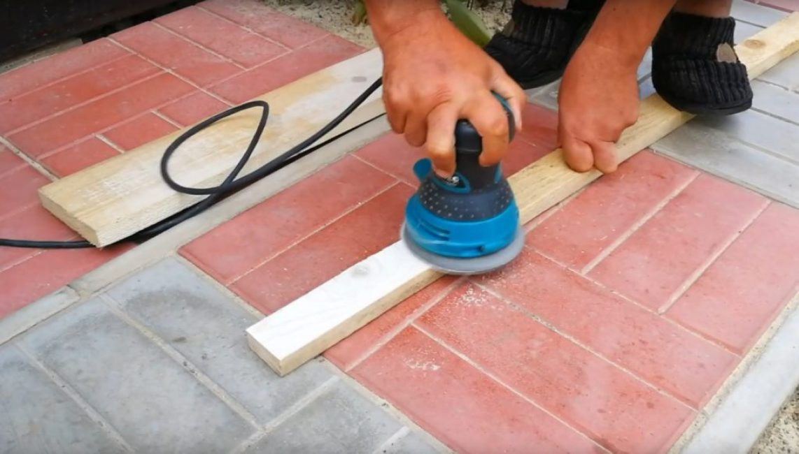 Ponçage des éléments structurels d'une étagère à chaussures avec une meuleuse