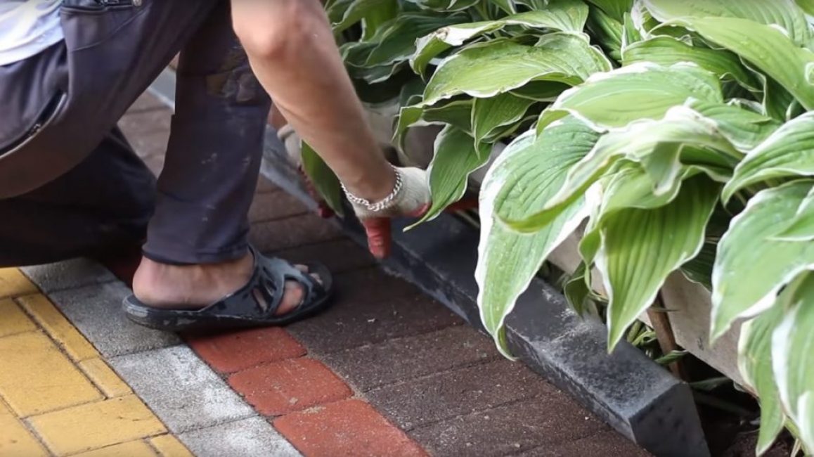 Une fois la pierre concassée avec la solution posée, il est nécessaire d'installer une bordure