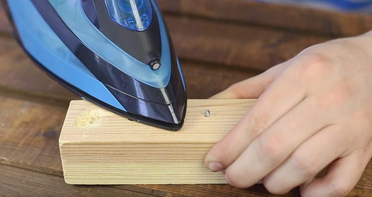 Ensuite, l'arbre dans la zone du chapeau est réchauffé avec un fer à repasser.