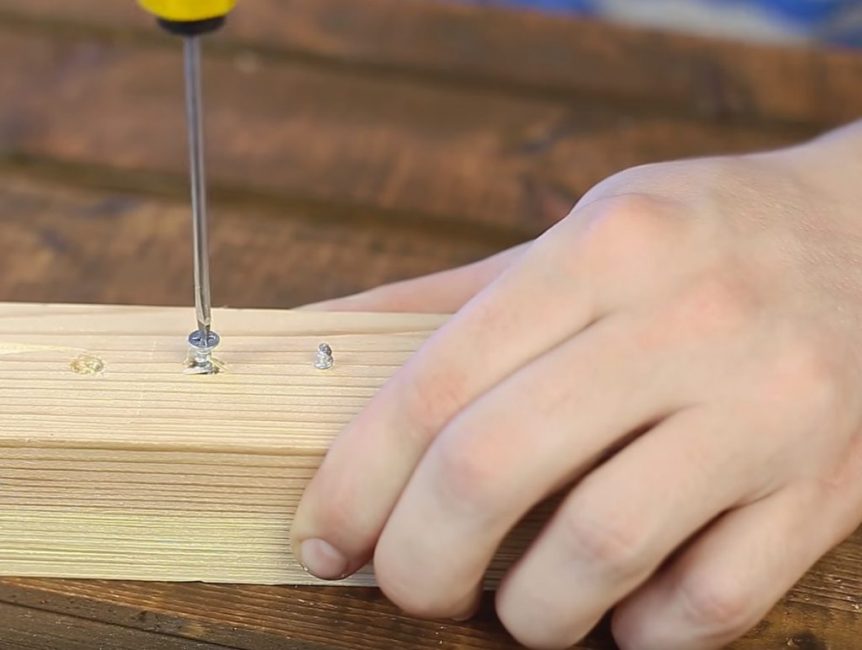 Après cela, la vis se dévisse facilement avec un tournevis conventionnel.