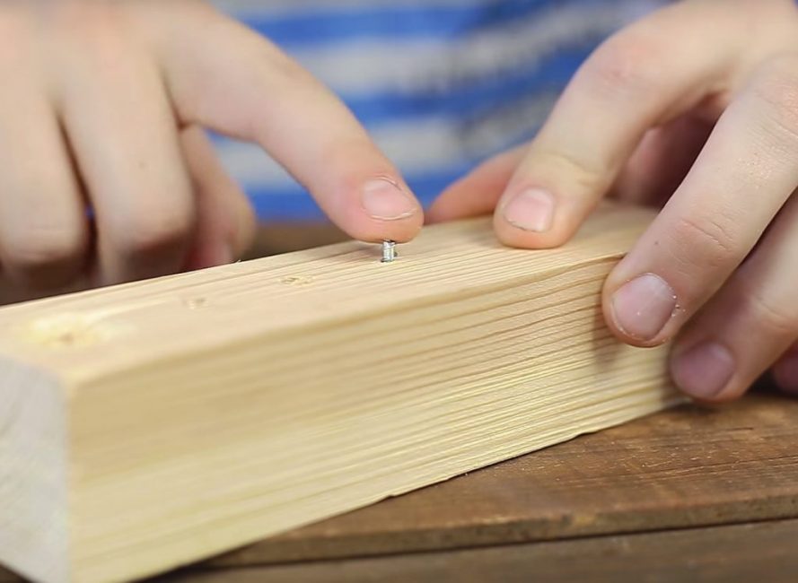 Un chapeau cassé est également assez courant.