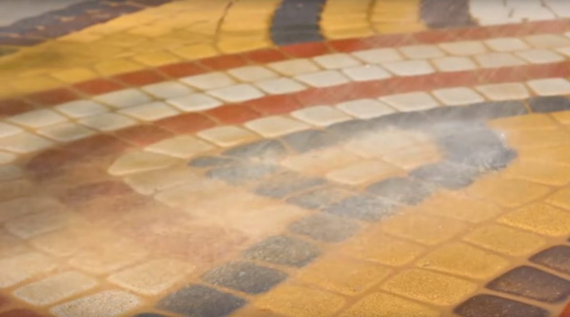 L'enlèvement se fait avec un jet d'eau à partir d'un tuyau