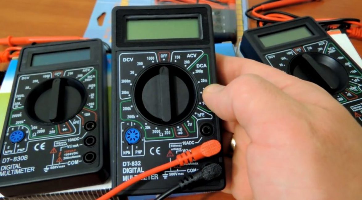 La sonde noire est insérée dans la prise inférieure marquée COM