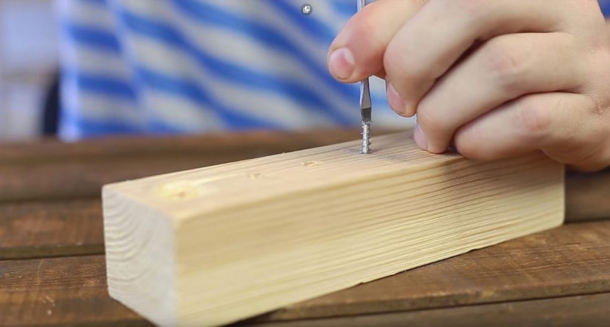 Ensuite, la vis est dévissée à l'aide d'un tournevis classique.