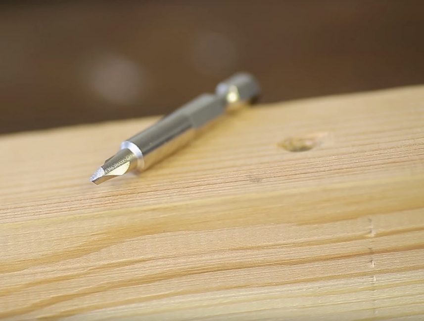 La forme de la surface de travail de l'extracteur lui permet d'être utilisé pour retirer des vis dans une variété de situations.