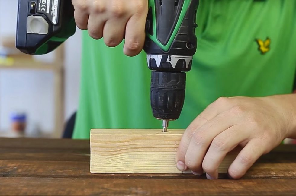 Il suffit d'utiliser l'insert extracteur avec un tournevis pour dévisser la vis problématique