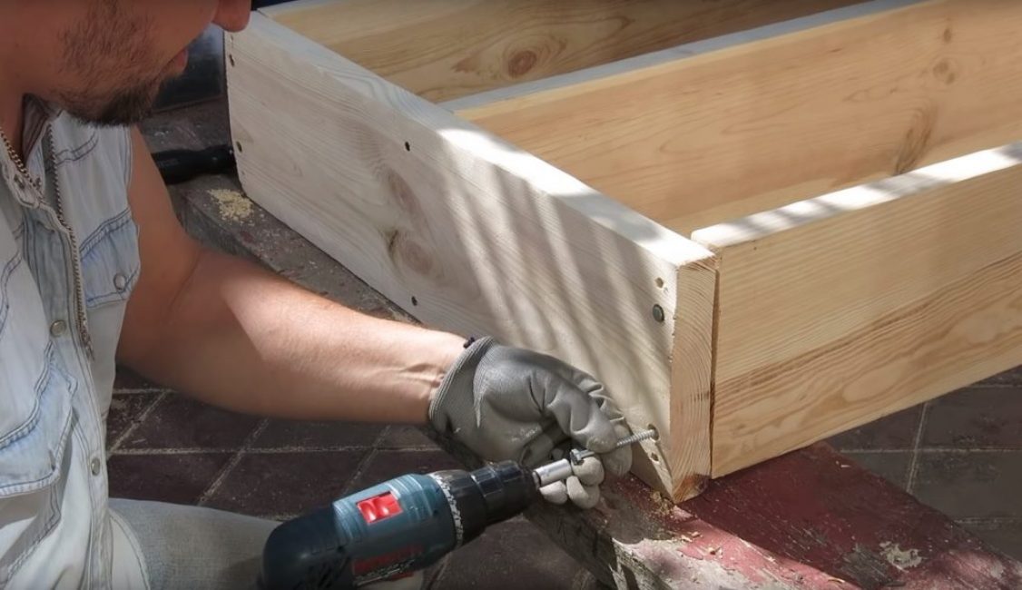 Le vissage de la traverse supérieure aux poteaux verticaux s'effectue avec des vis autotaraudeuses de gros diamètre