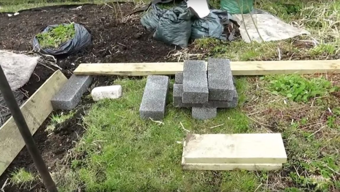 Certaines briques ou blocs de béton peuvent convenir à cet effet.
