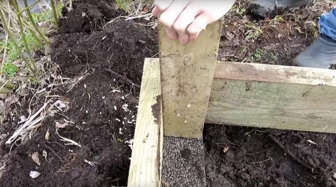 Les barres sont vissées à des poteaux supplémentaires de 3 à 50 cm de haut, situés aux angles de la structure.