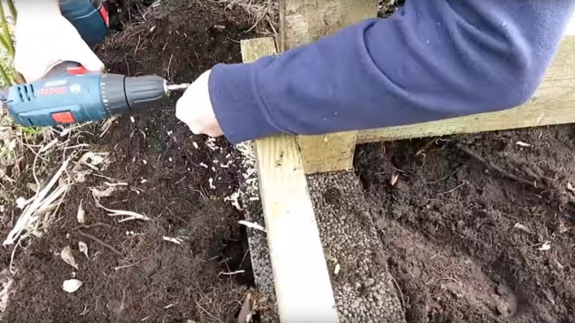 Les barres sont reliées aux poteaux à l'aide de vis autotaraudeuses et d'un tournevis