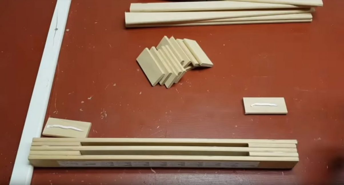 À leur tour, de nouvelles couches de planches courtes et longues sont ajoutées à la structure.