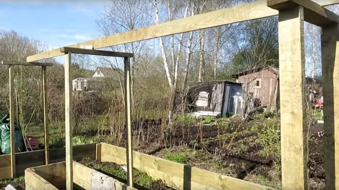 Passage de trois arches avec une crête montée dessus