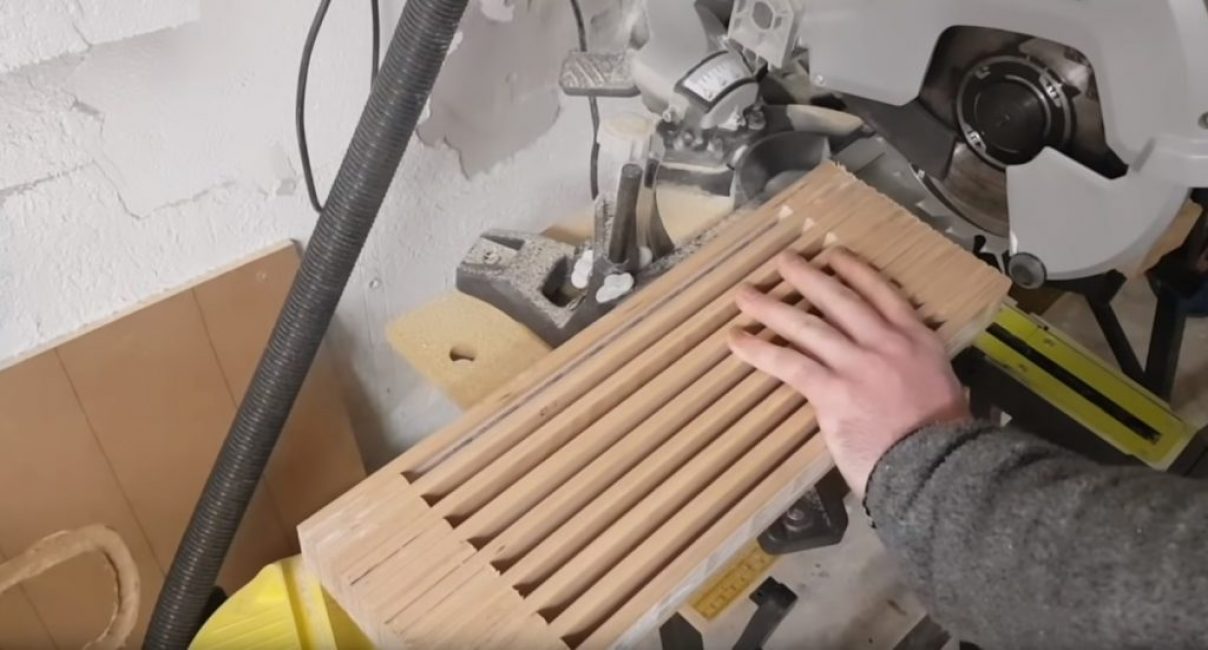 Couper les éléments structurels saillants avec une scie circulaire