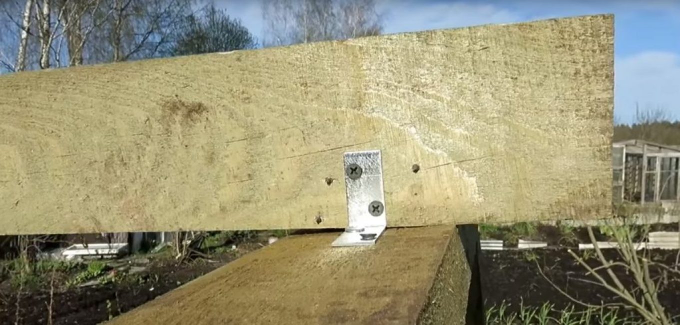 La fixation du patin aux arches s'effectue à l'aide de coins métalliques