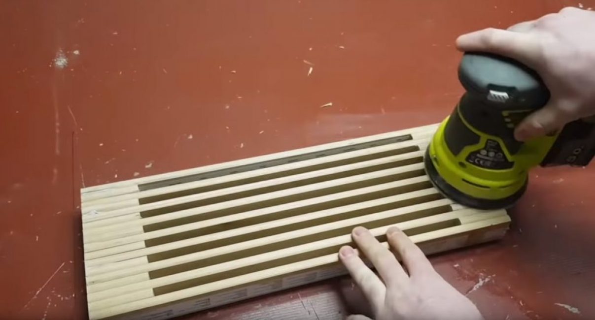 Utilisation d'une meuleuse sans fil pour finir la surface du support