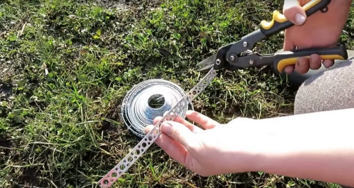 La découpe du ruban en morceaux se fait à l'aide d'un coupe-métal classique