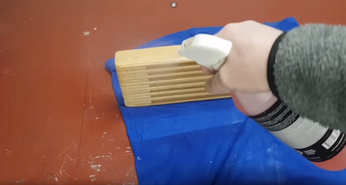 Appliquer de la peinture sur le support avec un pistolet pulvérisateur