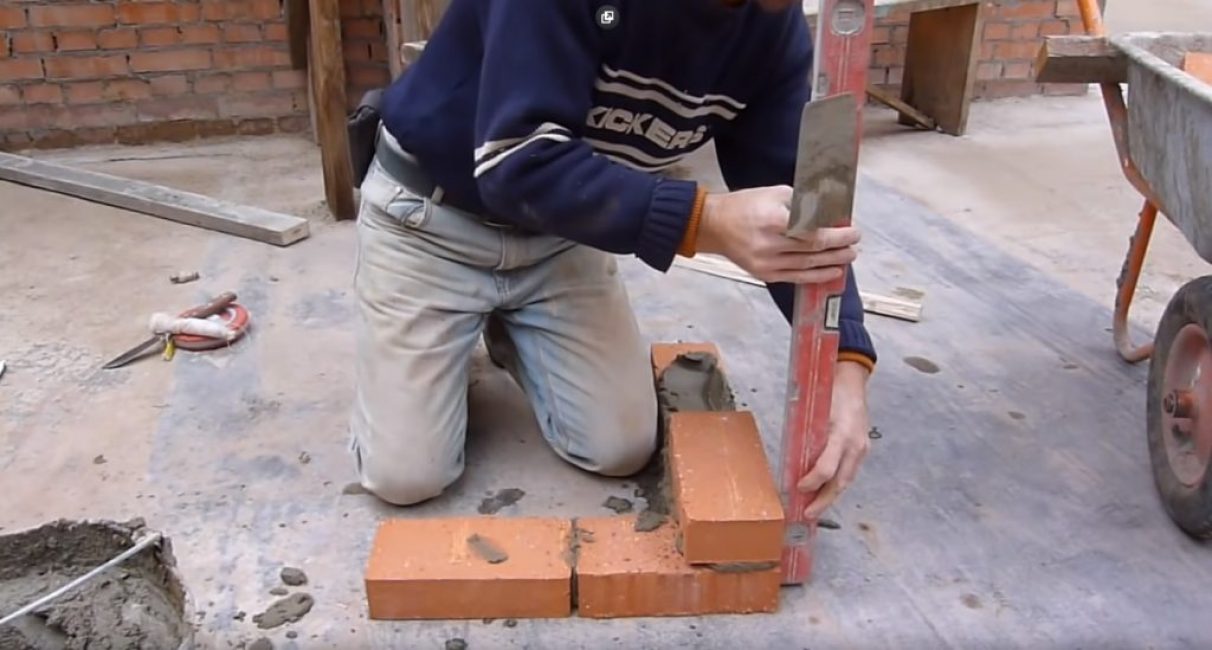 Après cela, la brique est vérifiée dans un plan vertical