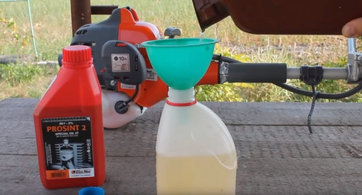 Le remplissage en essence se fait à l'aide d'un arrosoir