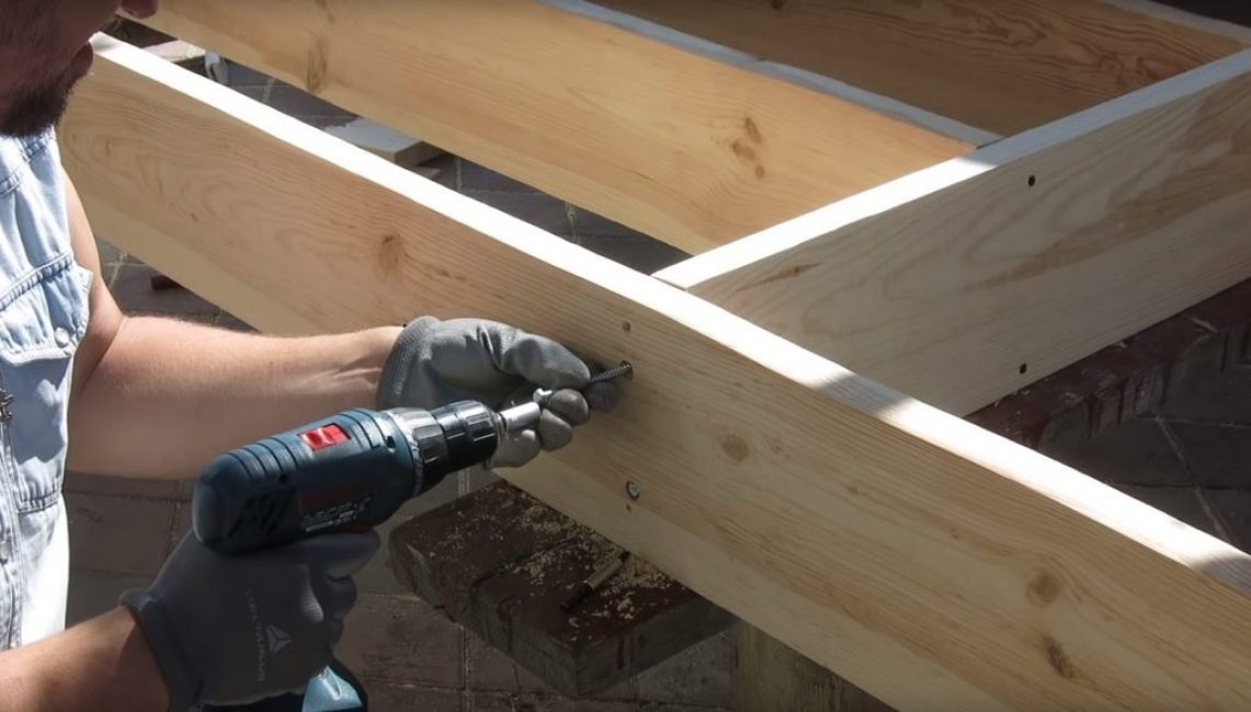 Vissage du rail inférieur aux montants. Dans ce cas, des vis autotaraudeuses renforcées sont également utilisées.