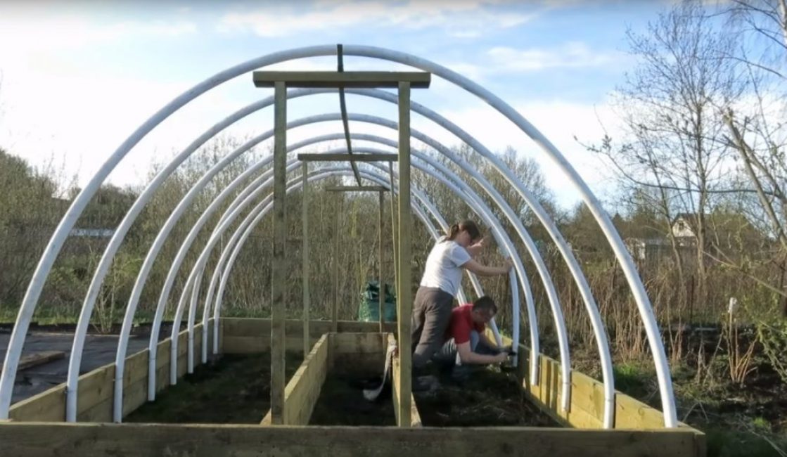Le bord inférieur des tuyaux doit être fixé au niveau des poutres du premier étage
