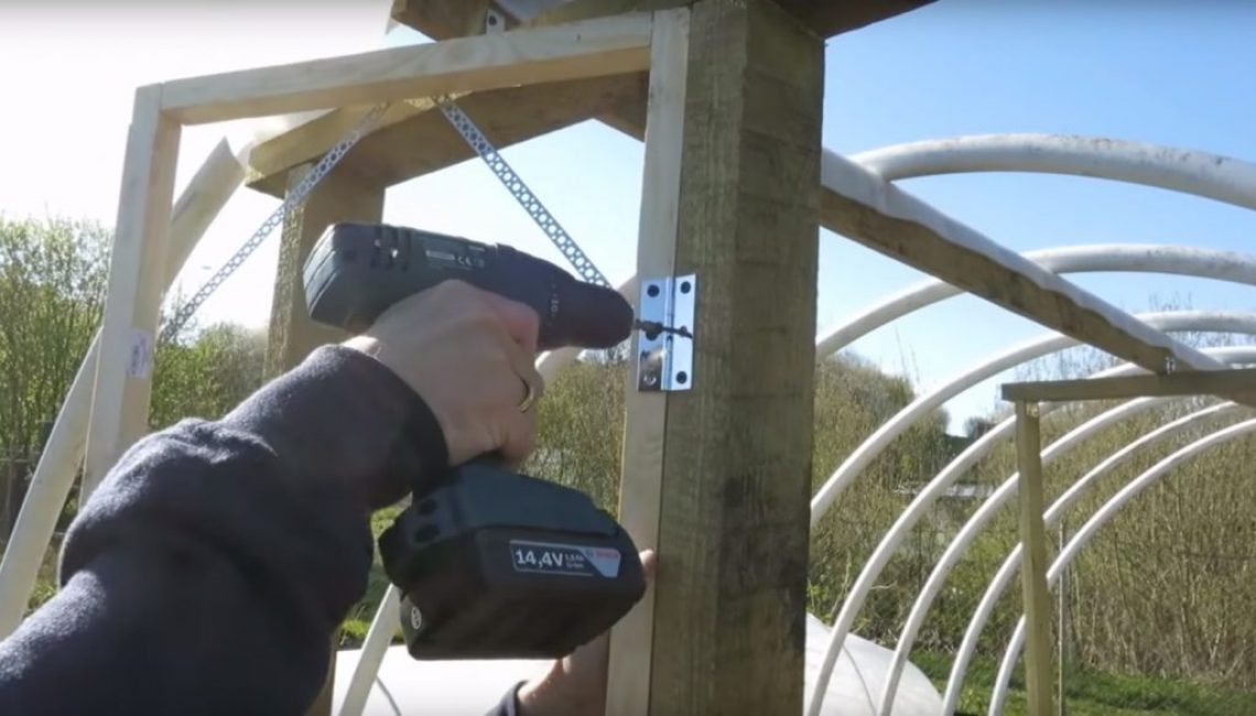 La porte est accrochée à l'arc à l'aide de charnières ordinaires