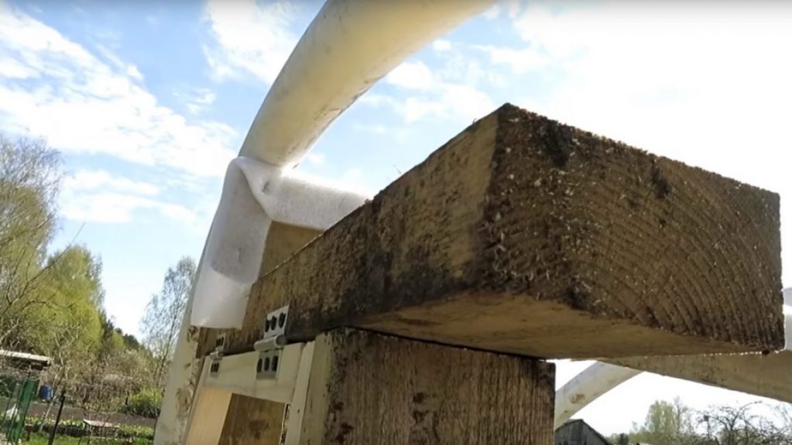 Traitement de la paroi arrière de la serre avec un substrat stratifié