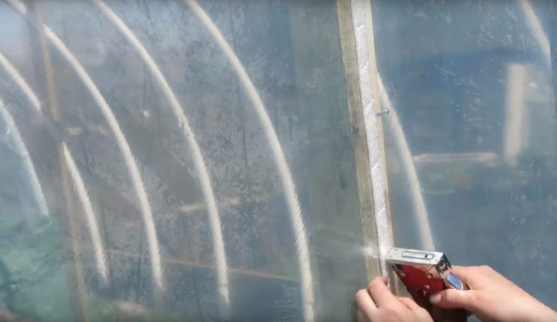 Il est recommandé de clouer le film à l'aide de plats minces du même substrat, de sorte que le contact entre les agrafes et le film soit minimal.