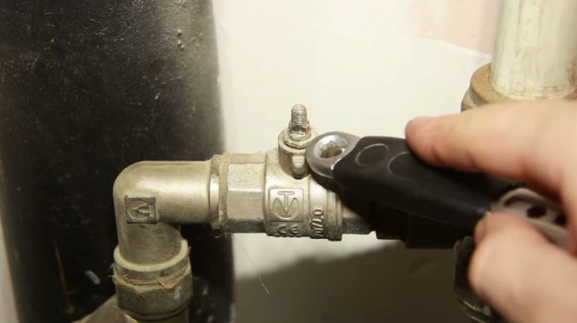 L'écrou de serrage est situé juste au-dessus du corps du robinet