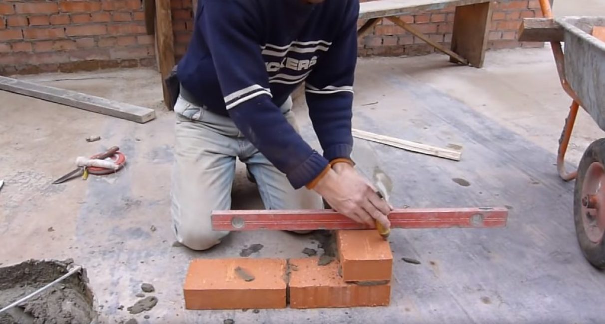 En cas d'imprécisions dans l'orientation de la brique, elle est nivelée dans chacun des plans vérifiés en tapant dessus avec une truelle