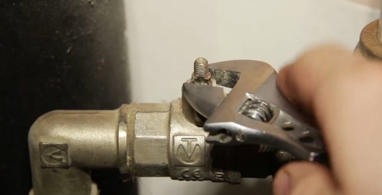 La rotation de l'écrou de serrage se fait dans le sens antihoraire