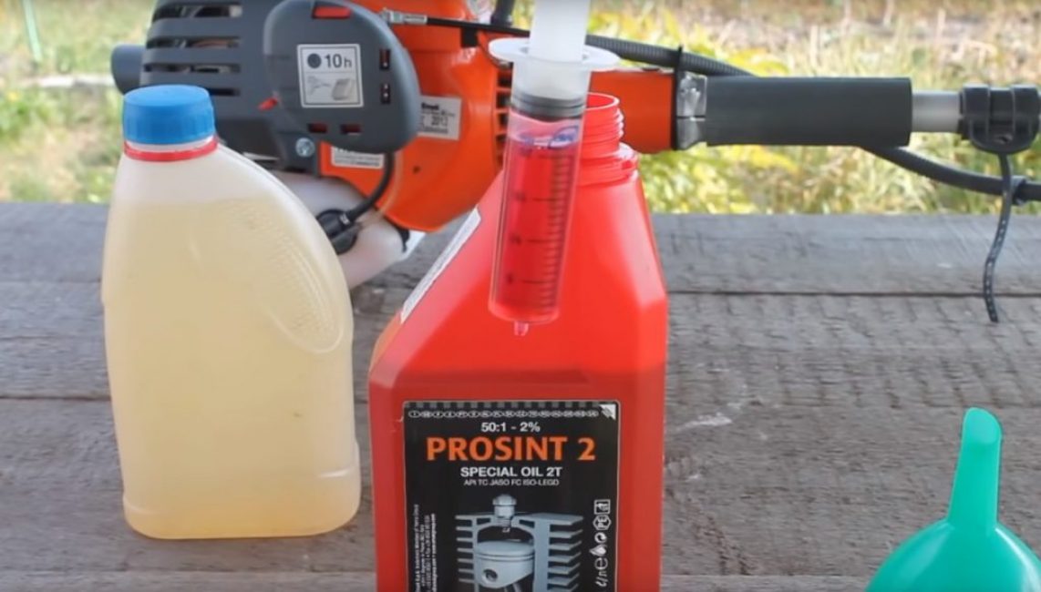 L'huile est rouge ; cela est nécessaire pour ne pas confondre le mélange de carburant avec de l'essence ordinaire