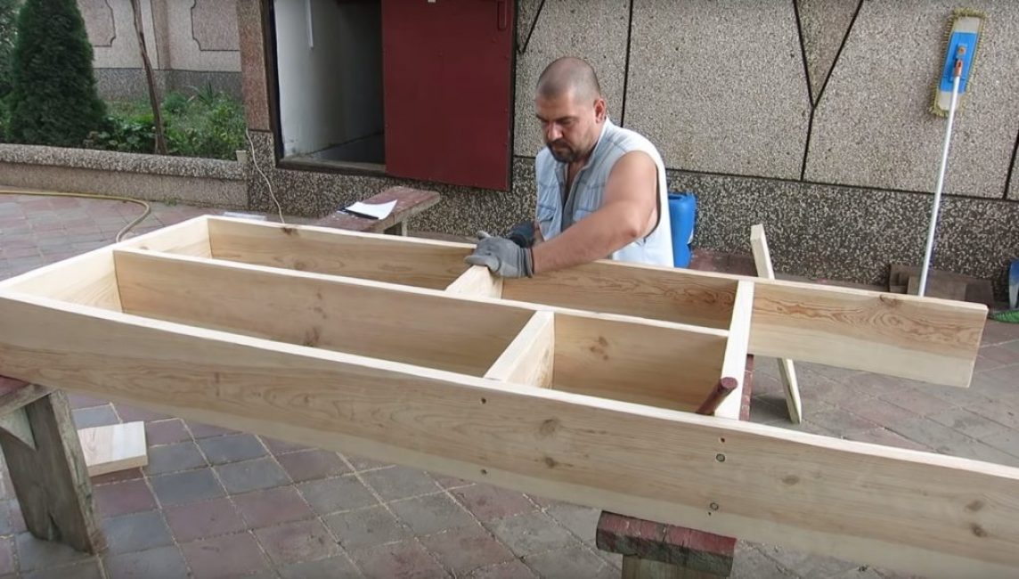 Faire des étagères sur le côté gauche du rack