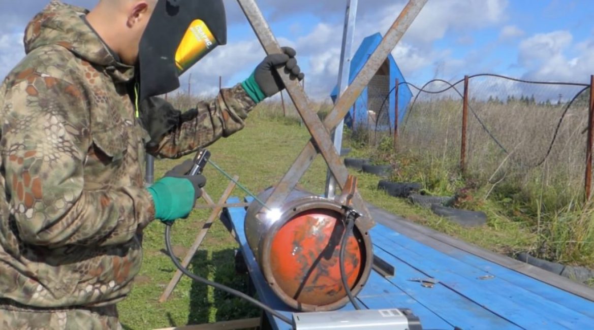 Souder les pattes au cylindre