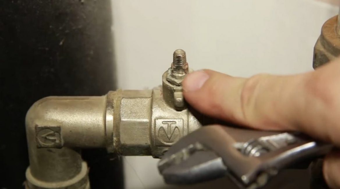 À l'aide d'une clé appropriée, vous devez saisir la tige qui dépasse au-dessus de l'écrou de serrage