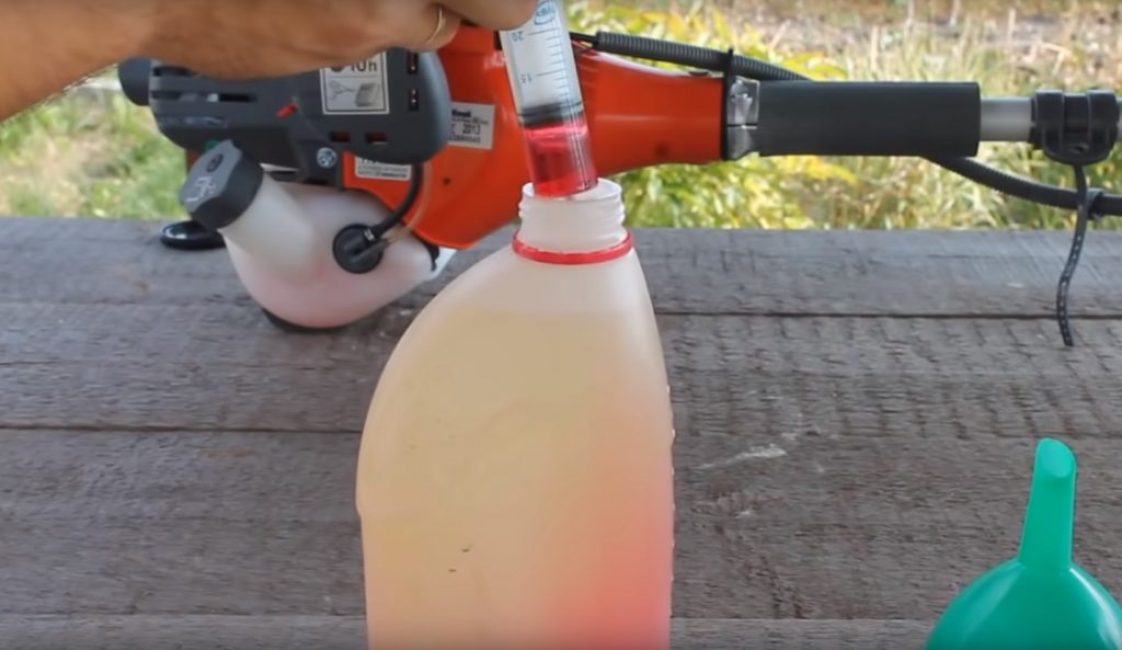 Pour ce faire, le contenu de la seringue est ajouté au récipient où l'essence a été précédemment collectée.