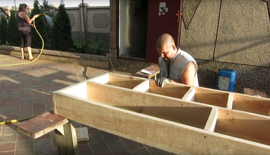 Étagères du côté gauche terminées