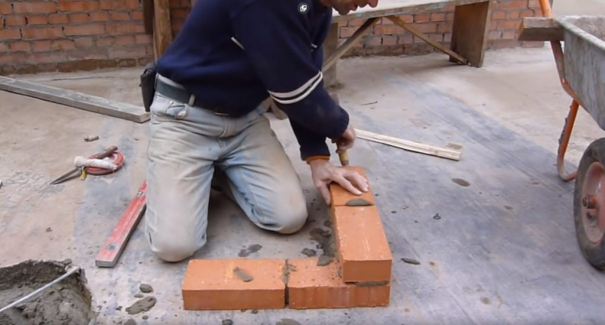 Frapper avec une truelle sur l'extrémité d'une brique de mur déplace la brique d'angle