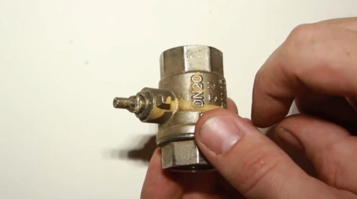 Vue de la tige endommagée lors de l'utilisation d'une pince