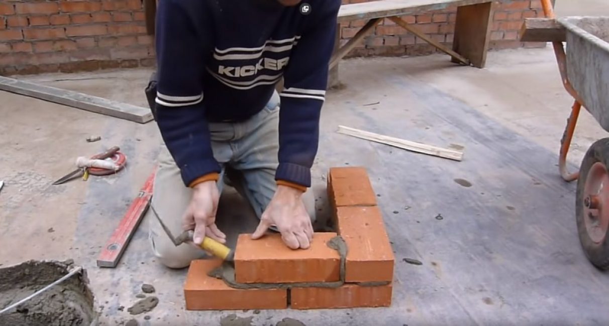 Des actions similaires de l'autre côté déplacent également la brique d'angle, mais dans une direction perpendiculaire