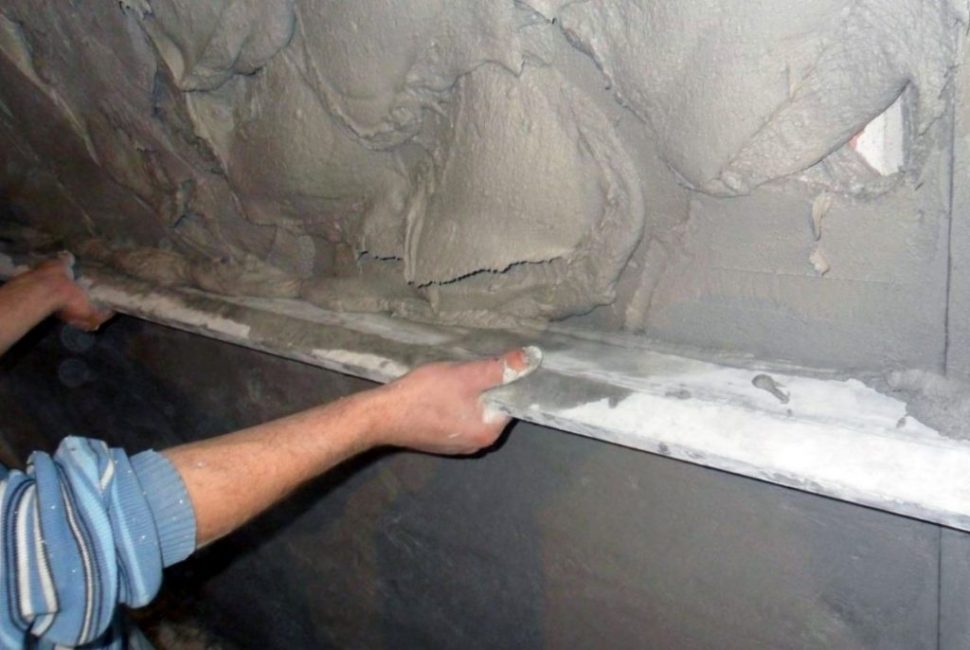 Couche épaisse - jette une solution sur le mur, puis enlève l'excédent